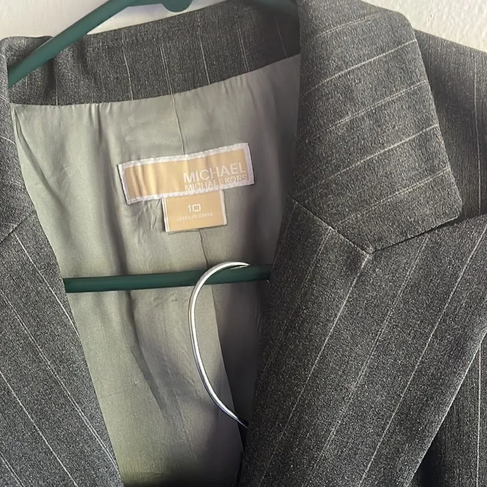 EXCELLENT CONDITION WOMEN’S 10 MICHAEL MICHAEL KORS GRAY BLAZER AND SKIRT SET